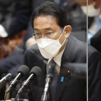 衆院予算委で答弁する岸田首相＝13日午前