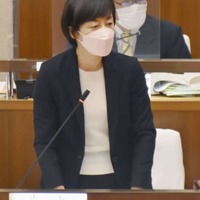 東京都武蔵野市議会の総務委で答弁する松下玲子市長＝13日午後