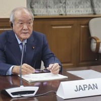 オンライン形式で開かれたG7財務相・中央銀行総裁会議に参加する鈴木財務相＝13日午後、財務省（同省提供）