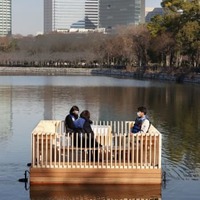 大阪城公園で行われた自動運転船「海床ロボット」の実証実験＝15日午前、大阪市