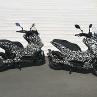 ヤマハ発動機が公開した排気量125cc相当の電動スクーターの試作車＝15日午後、静岡県磐田市