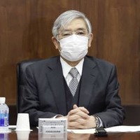 金融政策決定会合に臨む日銀の黒田総裁＝17日午前、日銀本店（代表撮影）