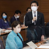 合同勉強会であいさつする国民民主党の玉木代表。左は地域政党「都民ファーストの会」の荒木千陽代表＝17日午前、東京都千代田区