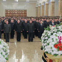 平壌のクムスサン太陽宮殿を訪れた金正恩朝鮮労働党総書記（前列左から3人目）＝17日（朝鮮中央通信＝共同）