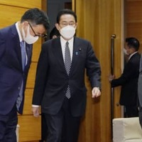 閣議に臨む岸田首相（中央）ら＝21日午前、首相官邸