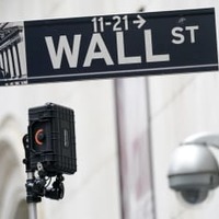 ニューヨーク・ウォール街にある標識と監視カメラ（AP＝共同）