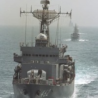 1991年5月、ペルシャ湾入りし、アラブ首長国連邦のドバイへ向かう海上自衛隊の掃海部隊（共同）