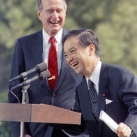 1990年3月、ブッシュ（父）大統領（左）との首脳会談を終え、米パームスプリングズで会談の成果を発表する海部俊樹首相（AP＝共同）