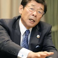 インタビューに応じる経団連の杉森務副会長