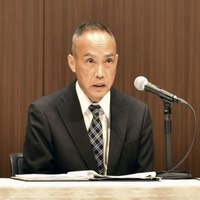 記者会見する日本郵便の衣川和秀社長＝22日、東京都内