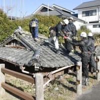 劣化した被災家屋の解体作業をする作業員ら＝23日午前、長崎県南島原市