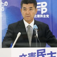記者会見で質問に答える立憲民主党の泉代表＝24日午前、国会