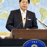 記者会見する林外相＝24日午前、外務省