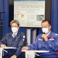 28日ごろにかけての大雪の恐れに関し、警戒を呼び掛ける気象庁（左）と国交省の担当者＝24日午後、気象庁