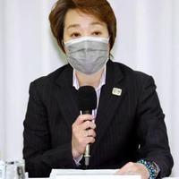 東京五輪・パラリンピック大会組織委員会の理事会で発言する橋本聖子会長＝22日、東京都中央区