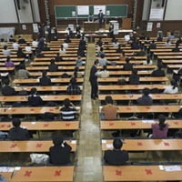 大学入学共通テストに臨む受験生＝1月、東京・本郷の東京大学