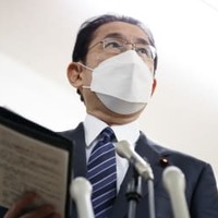 NPO法人「自立生活サポートセンター・もやい」での意見交換を終え、取材に応じる岸田首相＝27日午前、東京都新宿区（代表撮影）