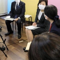 NPO法人「自立生活サポートセンター・もやい」で、生活困窮者の支援者らと意見交換する岸田首相（左端）ら＝27日午前、東京都新宿区（代表撮影）