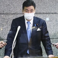 中国国防相とのテレビ電話会談後、記者会見する岸防衛相＝27日夜、防衛省