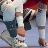 これぞ「背面神セーブ」！フットサルでの超絶技巧キーパーが話題