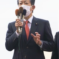 街頭演説する公明党の山口代表＝2日午前、東京・JR新宿駅前
