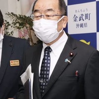 取材に応じる西銘沖縄北方相＝5日午後、沖縄県金武町役場