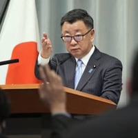 記者会見する松野官房長官＝6日午前、首相官邸