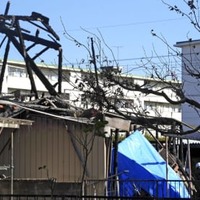 全焼した住宅＝8日午前、群馬県高崎市