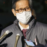 岸田首相と面会後、記者団の取材に応じる新型コロナウイルス感染症対策分科会の尾身茂会長＝10日午後、首相公邸