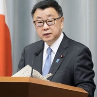 記者会見する松野官房長官＝11日午前、首相官邸