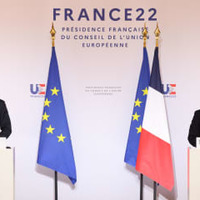 11日、パリで記者会見するフランスのマクロン大統領（右）とミシェルEU大統領（ゲッティ＝共同）