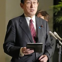 日本学術会議の梶田隆章会長との会談などについて記者団の取材に応じる岸田首相＝13日午後、首相官邸