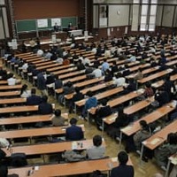 大学入学共通テストに臨む受験生＝15日午前、東京都文京区の東大