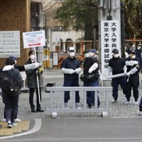 東大前で男女3人が刃物のようなもので男に襲われ負傷し、集まった捜査員ら。不安を抱え大学入学共通テストに臨む受験生もいた＝15日午前9時55分、東京都文京区