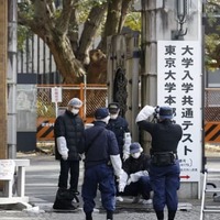 受験生ら3人が刃物で切り付けられた現場付近を調べる警察官ら＝15日午前、東京都文京区の東大