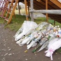 昨年5月、女子生徒の遺体が見つかった公園に手向けられた花束＝北海道旭川市