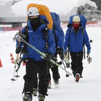 北海道富良野市で遭難した男性らの捜索に向かう山岳救助隊員ら＝18日午前7時43分