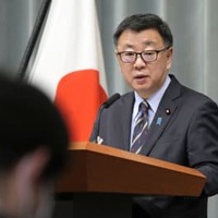 記者会見する松野官房長官＝18日午前、首相官邸