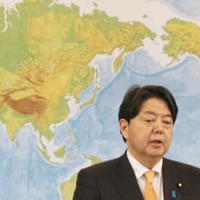記者会見する林外相＝18日午前、外務省