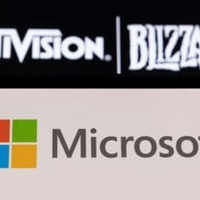 画面に表示された米マイクロソフト（下）とアクティビジョン・ブリザードのロゴ（ロイター＝共同）
