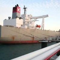 2016年、イラン南西部カーグ島で日本向けとみられる原油を積み込むタンカー（イラン石油省提供・共同）