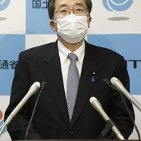 記者会見で建設受注統計の書き換え問題について発言する斉藤国交相＝21日午前、国交省