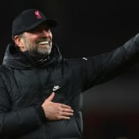 クロップ監督、出待ちリヴァプールファンに神対応！なんとビールを手渡し