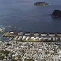和歌山県有田市のENEOS和歌山製油所（中央）