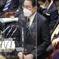 衆院予算委で答弁する岸田首相＝25日午前