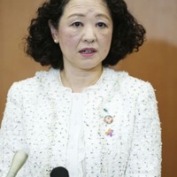 経団連との会談を終え、取材に応じる連合の芳野友子会長＝26日午前、東京都千代田区