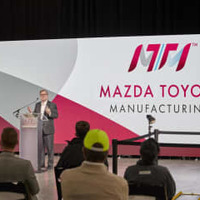 米南部アラバマ州の新工場での車両生産開始に当たりスピーチするマツダ米法人の社長兼最高経営責任者（CEO）のジェフ・ガイトン氏＝26日（AP＝共同）