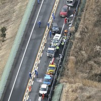 多数の車が絡む事故があった首都圏中央連絡自動車道の現場＝27日午前11時38分、千葉県木更津市（共同通信社ヘリから）