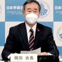 オンラインで記者会見する日本学術会議の梶田隆章会長＝27日午後