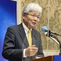 記者会見する立憲民主党の逢坂誠二代表代行＝27日午前、国会